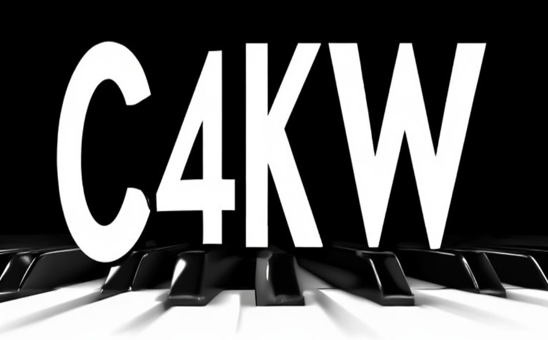 C4KW-letters boven pianotoetsen
